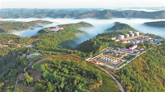 長慶油田牢記囑托,勇當保障國家能源安全的排頭兵。圖為長慶油田采油一廠伴生氣綜合利用大隊杏河集輸站鳥瞰。成錦 攝.jpg 長慶油田牢記囑托,勇當保障國家能源安全的排頭兵。圖為長慶油田采油一廠伴生氣綜合利用大隊杏河集輸站鳥瞰。成錦 攝.jpg