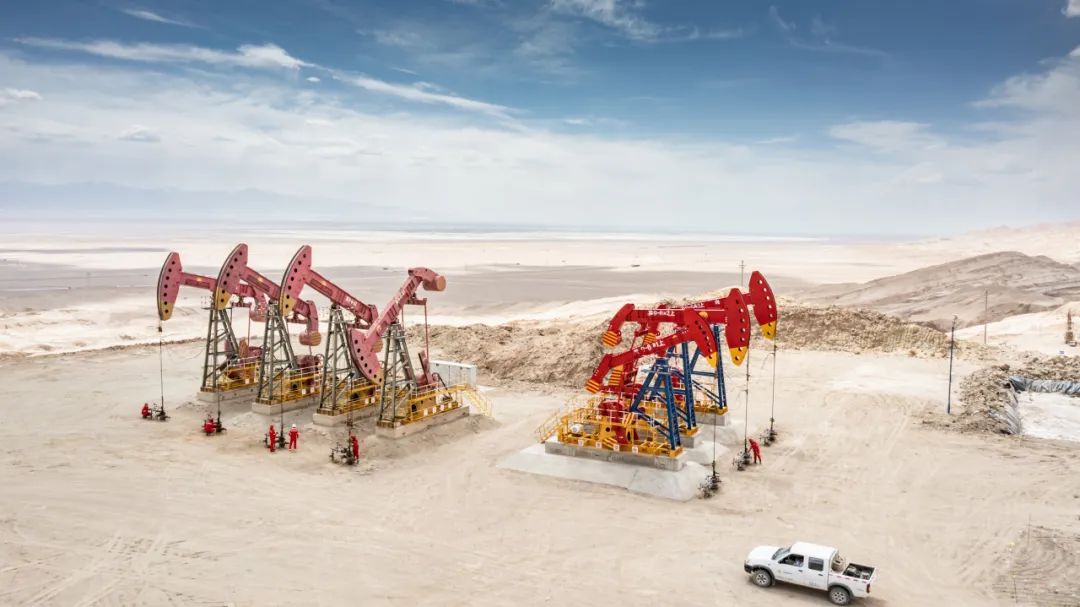 青海油田采油五廠英9-6井場員工奮力搶抓上產黃金季。呂殿杰 攝.jpg 青海油田采油五廠英9-6井場員工奮力搶抓上產黃金季。呂殿杰 攝.jpg