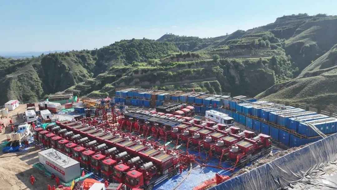 煤層氣公司在吉深11-7井臺實施壓裂作業。蔡沖 攝.jpg 煤層氣公司在吉深11-7井臺實施壓裂作業。蔡沖 攝.jpg