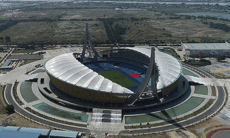 由中國政府援建、中國建筑股份有限公司承建的柬埔寨國家體育場項目18日正式啟用，柬埔寨首相洪森和中國駐柬埔寨大使王文天出席啟用儀式。圖為在柬埔寨金邊拍攝的中國援建的柬埔寨國家體育場（無人機照片）。(新華社發 索萬納拉 攝）