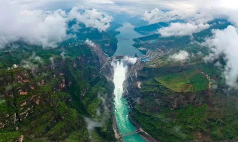 目前，白鶴灘水電站已投產(chǎn)6臺機組，關(guān)鍵運行指標(biāo)平穩(wěn)。預(yù)計2022年7月前，白鶴灘水電站將實現(xiàn)全部機組投產(chǎn)發(fā)電。投產(chǎn)發(fā)電后，電站年均發(fā)電量約624億千瓦時，每年可節(jié)約標(biāo)準(zhǔn)煤1968萬噸，減排二氧化碳5160萬噸，為我國按期實現(xiàn)“雙碳”目標(biāo)發(fā)揮重要作用，是三峽工程之后中國水電的新“國家名片”。