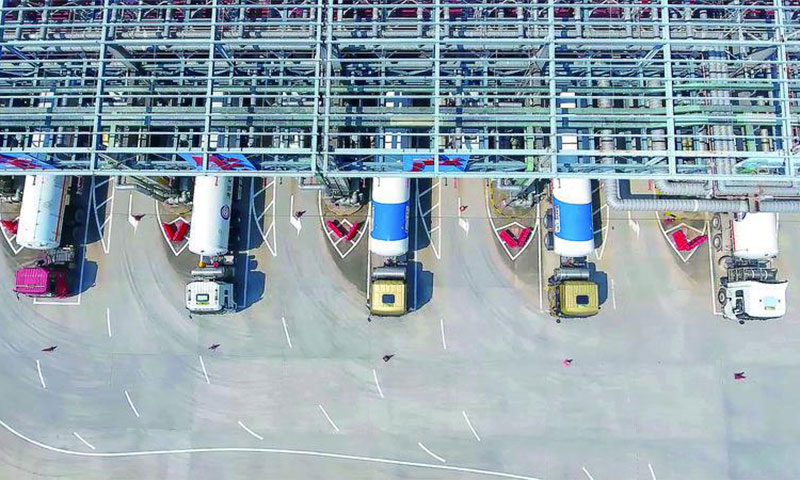 圖為一輛輛槽罐車將前一晚接卸的LNG運達燃氣管線無法覆蓋的地區。