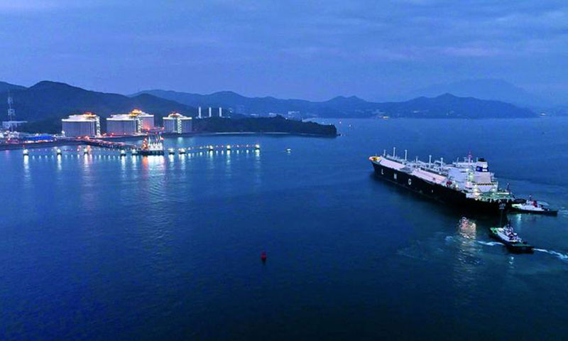 圖為我國自主建造的首艘LNG船舶“大鵬號”迎著晚霞緩緩駛向大鵬LNG接收站碼頭，拉開首次夜間靠泊作業序幕。