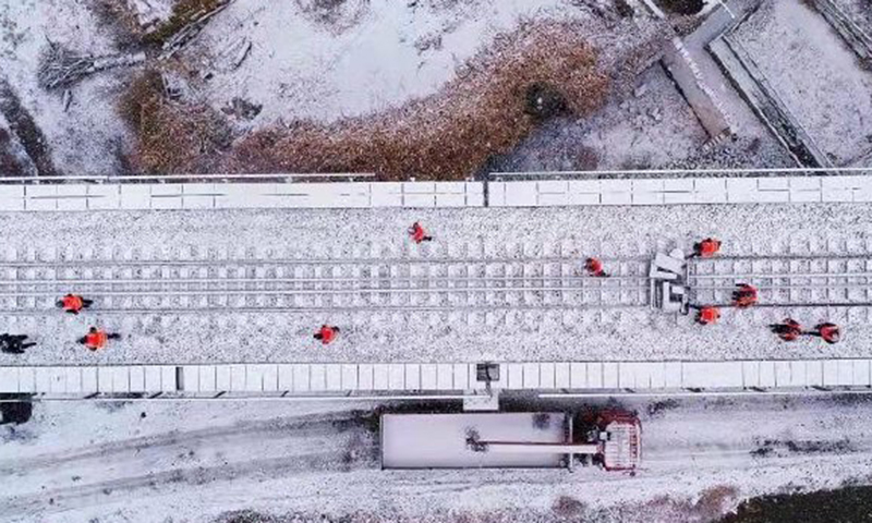 作為航天城“生命線”、“航天大動脈”，酒額鐵路開通運營后，將承擔起航天物資運輸保障任務，對增強酒泉衛星發射中心后勤保障能力、促進我國航天事業發展起到至關重要的作用。