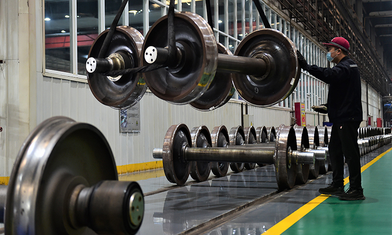 圖為檢修車間工人進行車輛輪對檢修。（新華社記者 王民 攝）