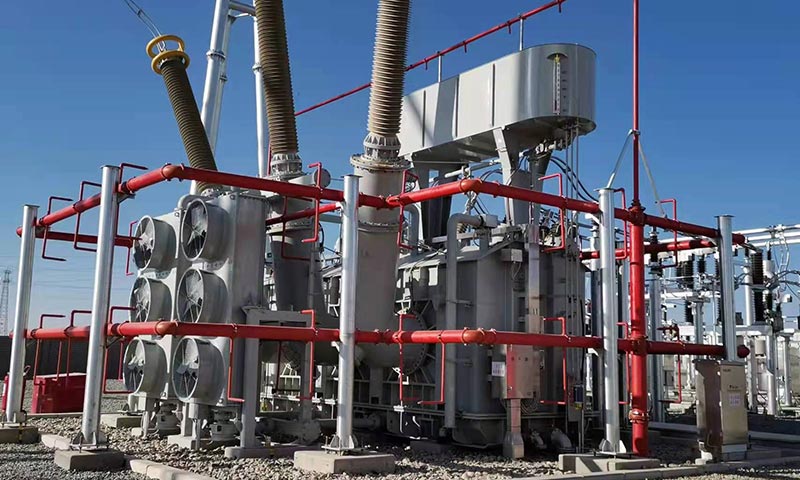 該升壓站建設規模為2臺240兆伏安和2臺120兆伏安主變，330千伏出線1回，35千伏出線24回，工程占地61畝，全廠電纜溝道1.6公里，電纜敷設180余公里。該升壓站是當地計劃投產同規模升壓站中，規模最大，占地面積最廣，建設難度最大，施工速度最快的升壓站。