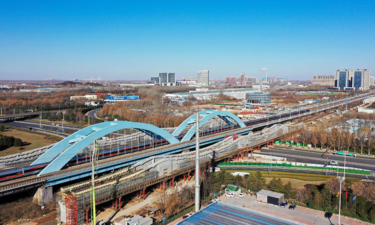 12月22日，中鐵十局的工作人員在對(duì)濟(jì)鄭高鐵跨濟(jì)南經(jīng)十西路槽型梁進(jìn)行合龍作業(yè)（無人機(jī)照片）。新華社記者 郭緒雷 攝