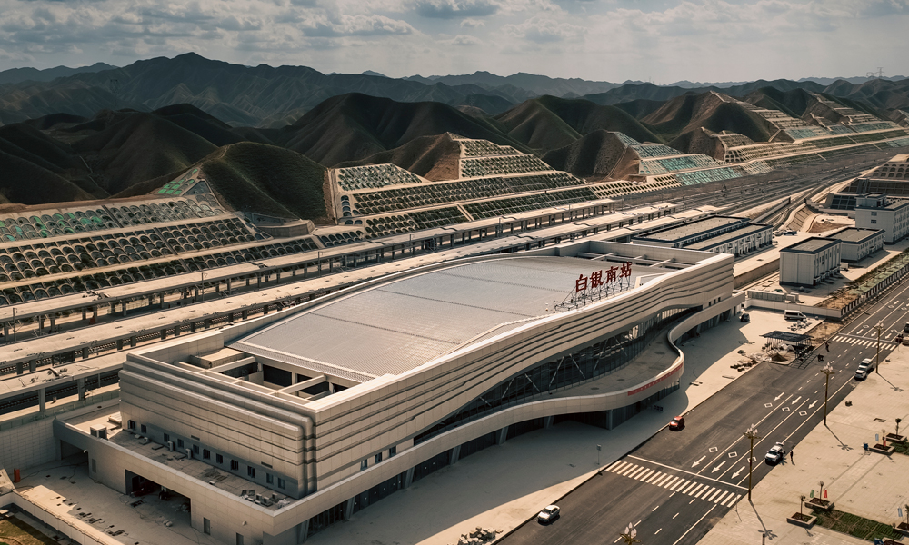 在我國西北地區(qū)最長單洞高鐵隧道、全線重點控制工程香山特長隧道建設(shè)中，針對全長17.763公里隧道穿越9條斷層破碎帶及4條褶皺，沿線分布坑洞、瓦斯及有害氣體、巖爆、軟巖變形和第三系富水弱膠結(jié)砂巖等不良地質(zhì)問題，設(shè)計團(tuán)隊多次組織專家論證，不斷完善優(yōu)化設(shè)計方案，為隧道掘進(jìn)精準(zhǔn)施策，確保了工程順利投用。圖為銀蘭高鐵白銀南站。