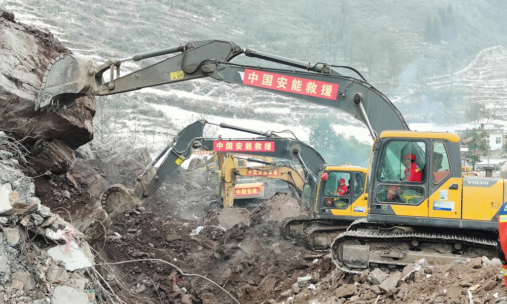 中國安能救援隊主要負責崩塌體開挖、轉渣及人員搜救等救援任務。根據現場情況，救援隊員們采用“雙向推進、滾動翻挖、前緣優先、精準搜救”戰法，利用挖掘機等重型機械設備進行開挖，24小時倒班作業，搜尋失聯人員。
