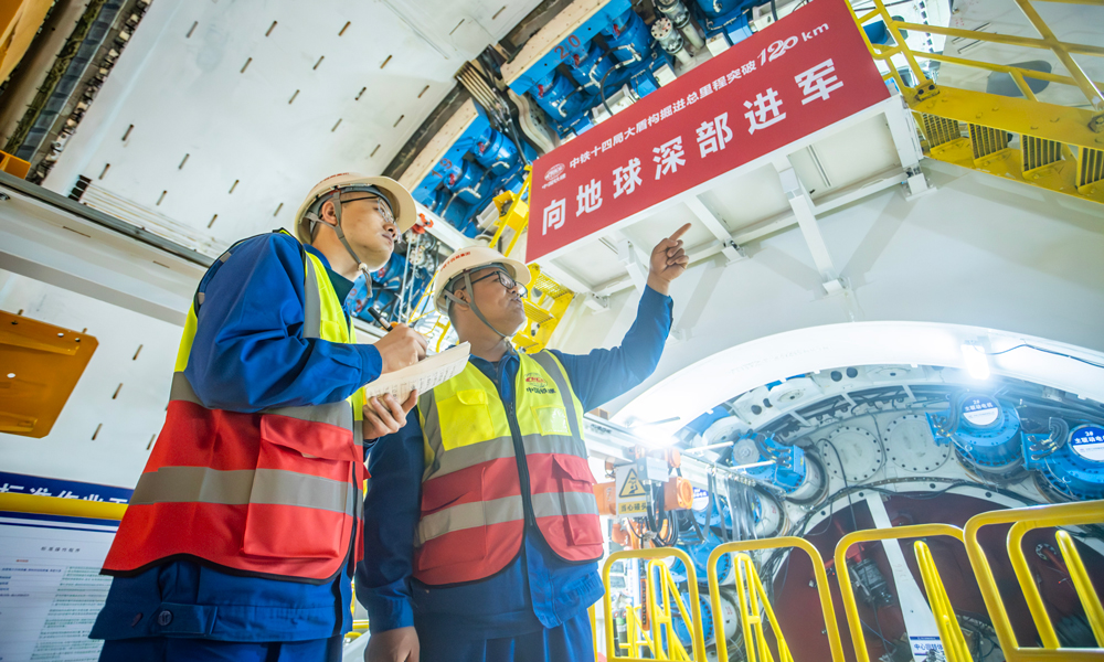 甬州鐵路建成運營后，將結束舟山群島不通鐵路的歷史，標志著長三角唯一不通高鐵的地級市跨進高鐵時代，對實現寧波舟山同城化，加快兩地融入“一帶一路”和長江經濟帶，促進長三角一體化發展等具有重要意義。圖為技術人員正在檢查設備運行情況。
