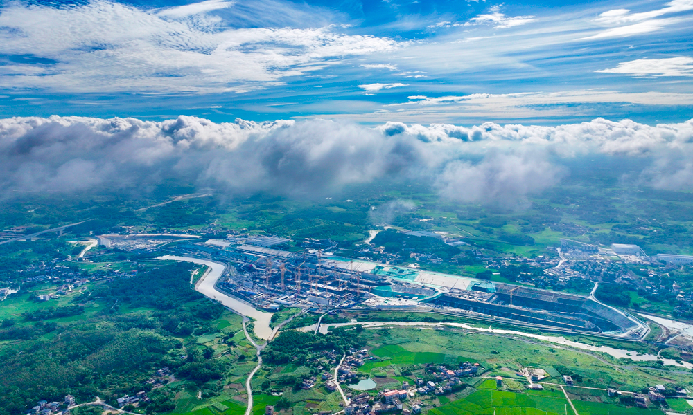 近日，廣西平陸運河企石樞紐建設現場塔吊林立，中交集團所屬一航局的施工人員正有條不紊地推進工程進度。企石樞紐是平陸運河規劃三座梯級中的第二座梯級，長度約3.1公里，是世界上規模最大的內河省水船閘。