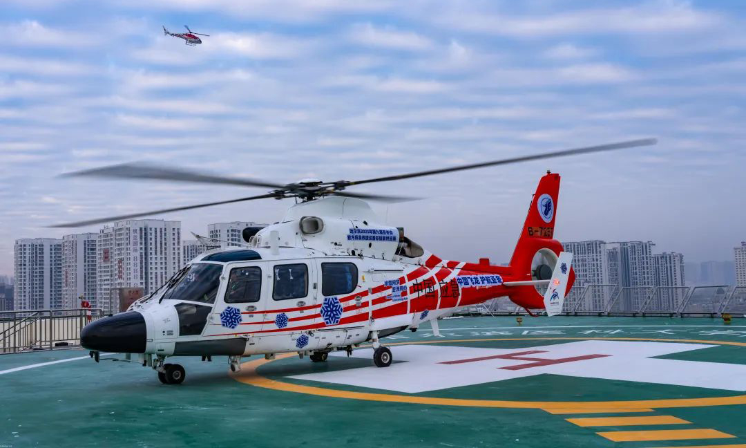 2025年第九屆亞洲冬季運動會（以下簡稱“亞冬會”）將于2025年2月7日至14日在哈爾濱市舉行。近日，國家緊急醫學救援基地、第九屆亞冬會醫療保障醫院哈醫大二院與中國飛龍聯合開展亞冬會綜合應急救援演練。此次演練重點聚焦直升機轉運及院內救治兩大環節，演練模擬了亞冬會比賽期間發生滑雪運動員受傷情況，急需快速將傷員轉運至醫療機構進行救治。