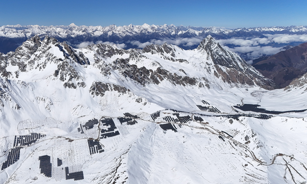 12月24日，世界海拔最高的光伏項目——華能納古光伏電站一期項目在云南迪慶并網發電，最高海拔超5240米。