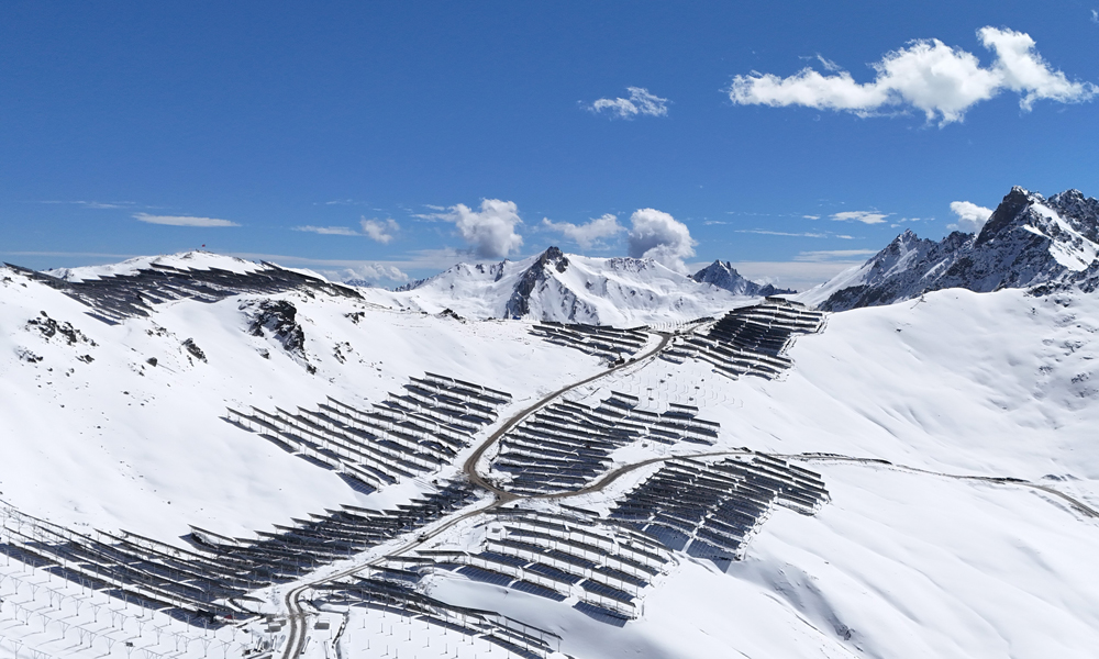 華能納古光伏電站是華能瀾滄江水風光一體化清潔能源基地的重要建設項目，位于云南省迪慶藏族自治州德欽縣的超高海拔高寒區，一期項目占地面積達1900畝，相當于177個標準足球場的大小，在4800米至5300米海拔高度建設有32個光伏陣列區，安裝約20萬塊雙面雙玻光伏組件，總裝機規模達10萬千瓦。