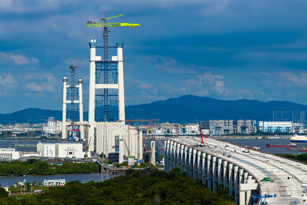 近日，粵港澳大灣區(qū)超級(jí)工程——獅子洋通道建設(shè)迎來(lái)新進(jìn)展。中交二航局參建的獅子洋大橋主塔建設(shè)高度已突破200米，為明年封頂?shù)於ɑA(chǔ)。