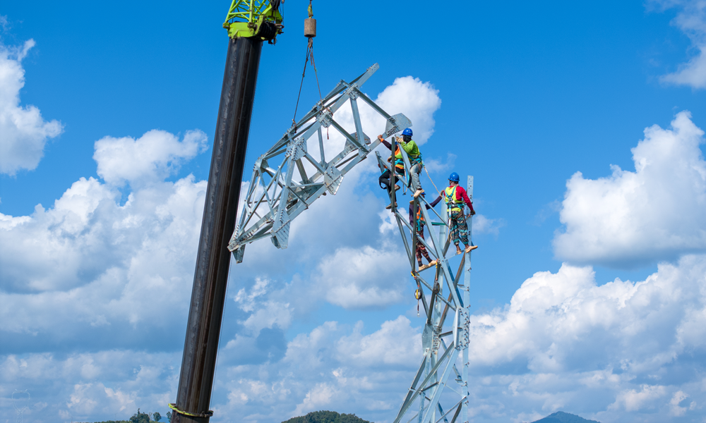 南方電網施工人員在吊車配合下組立鐵塔。