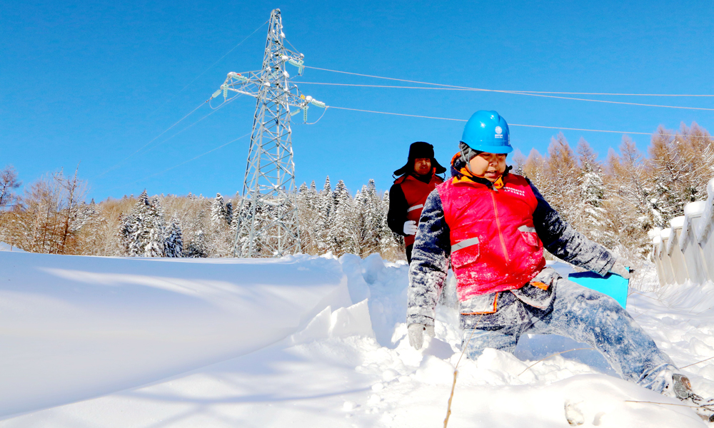 凜風吹霜雪，歲寒燈火暖。近日，國家電網組織工作人員加強電網技術改造和線路設備巡護，落細落實各項保暖保供惠民舉措，持續提升供電可靠性和優質服務水平，以實際行動保障人民群眾溫暖過冬。圖為國家電網黑龍江牡丹江供電公司工作人員特巡66千伏葦三線，保障雪鄉景區冰雪旅游季安全可靠供電。