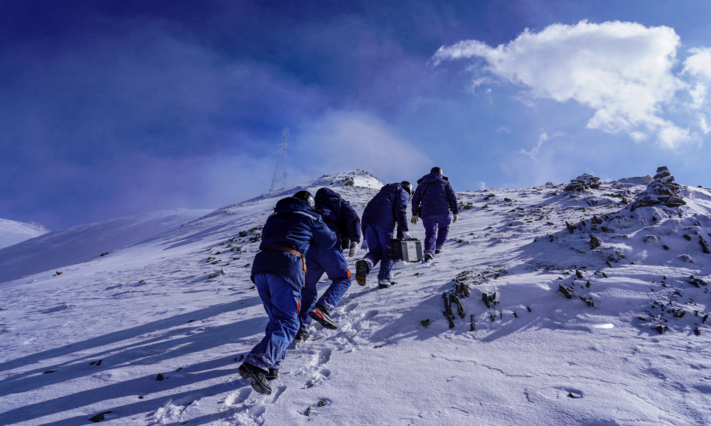 國家電網青海西寧供電公司工作人員雪后在達坂山開展110千伏達朔線特巡。