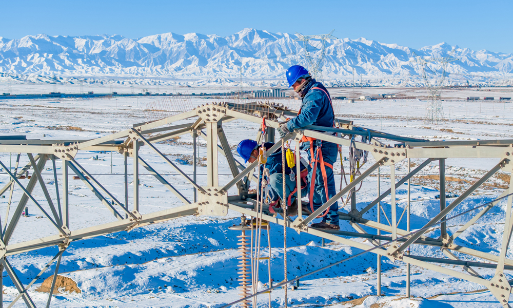 國家電網甘肅張掖供電公司工作人員更換330千伏線路老化絕緣子。