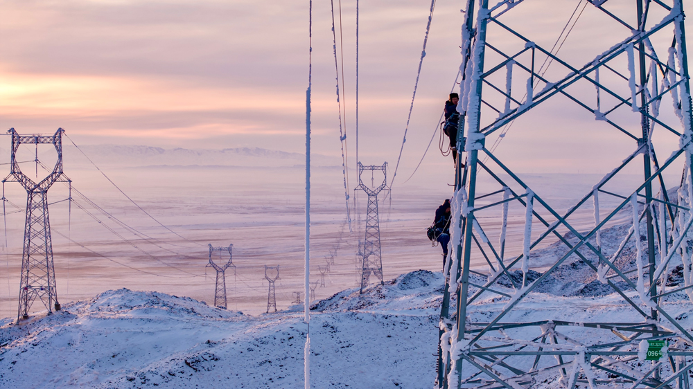 國家電網新疆阿勒泰供電公司工作人員對220千伏納木線進行登塔消缺作業。