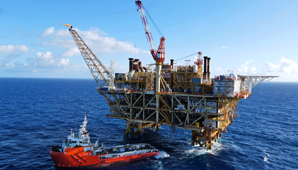 面對復(fù)雜的深海環(huán)境以及深水少井等挑戰(zhàn)，開發(fā)團(tuán)隊(duì)通過創(chuàng)新深水復(fù)雜儲層精細(xì)描述技術(shù)，制訂專屬開發(fā)策略，探索形成深水氣田的高效建產(chǎn)模式。針對日益復(fù)雜的開發(fā)生產(chǎn)形勢，開發(fā)團(tuán)隊(duì)根據(jù)實(shí)際生產(chǎn)情況構(gòu)建動態(tài)監(jiān)測與跟蹤管理體系，分類制訂生產(chǎn)管理策略，滾動分析“一井一策”執(zhí)行情況，實(shí)現(xiàn)氣藏動態(tài)精細(xì)化管理，有效保障氣井生產(chǎn)。