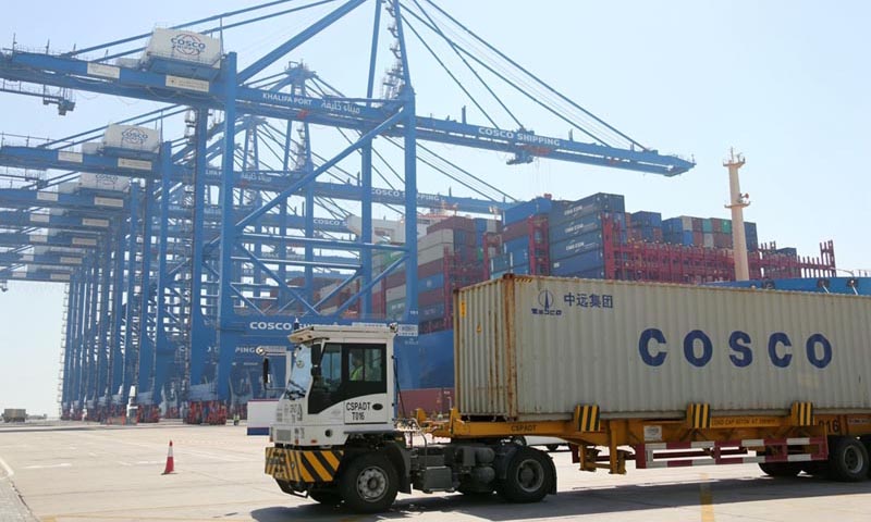 圖為5月25日，集裝箱車輛在阿布扎比碼頭現場作業。（新華社記者 蘇小坡 攝）