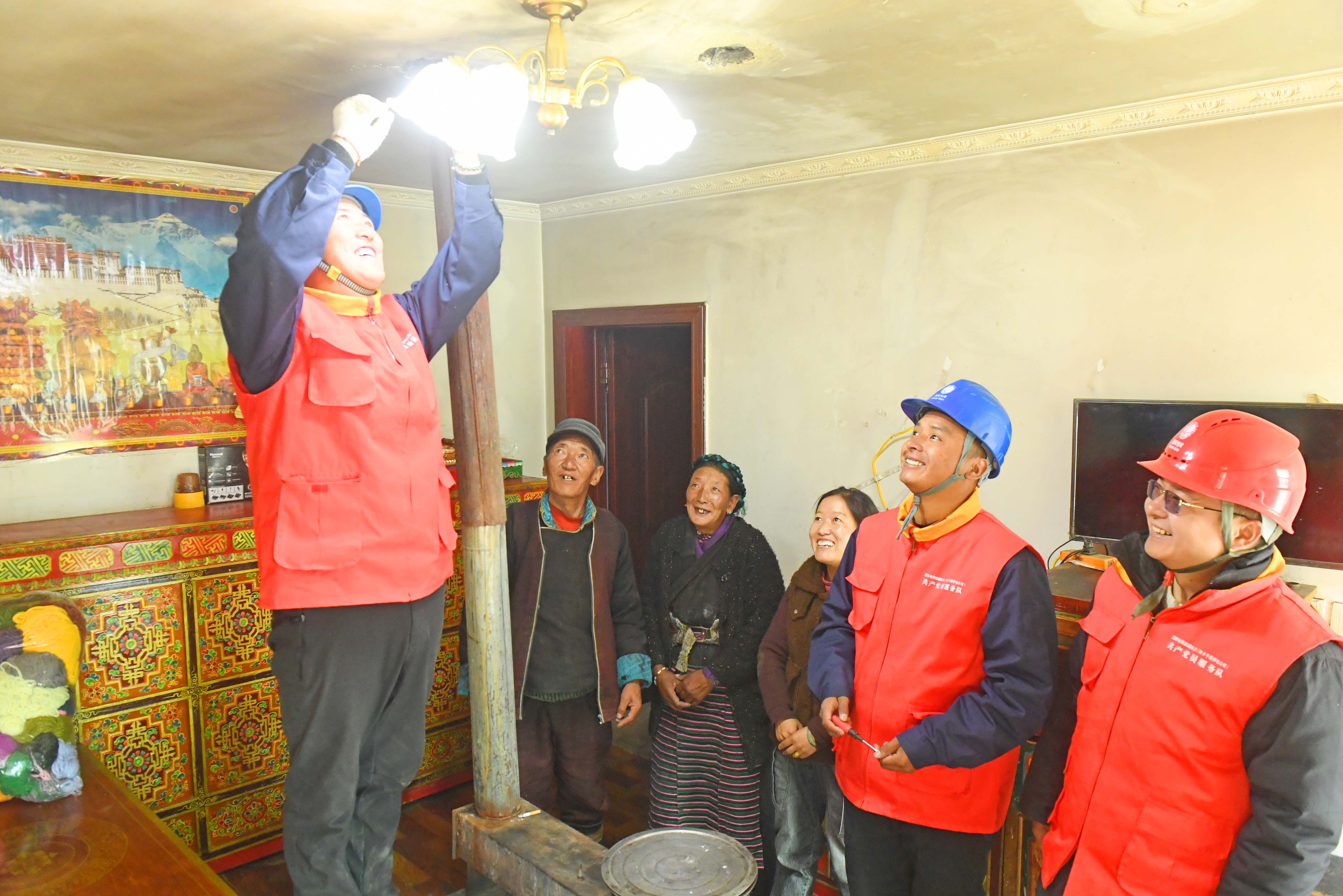 國網西藏山南供電公司員工和援藏幫扶人員在浪卡子縣為農牧民檢查用電線路。.jpg 國網西藏山南供電公司員工和援藏幫扶人員在浪卡子縣為農牧民檢查用電線路。.jpg