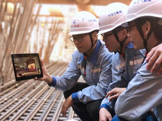 說明: 中交三航局廈門公司贛深高鐵七標一分部員工在施工現場觀看慶祝改革開放40周年大會直播。（楊少偉）