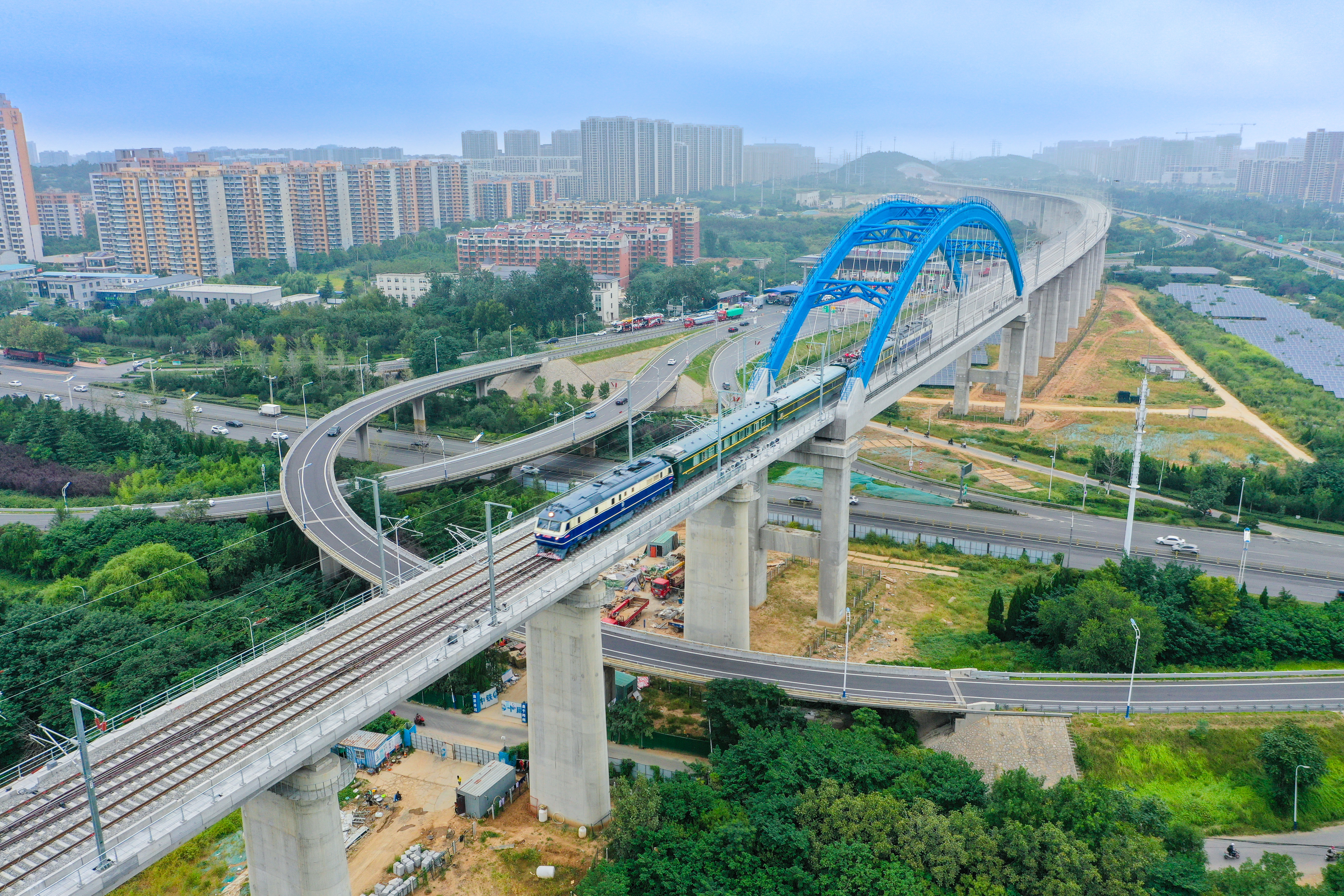 首趟檢測列車穿越經十路。范成濤 攝.jpg