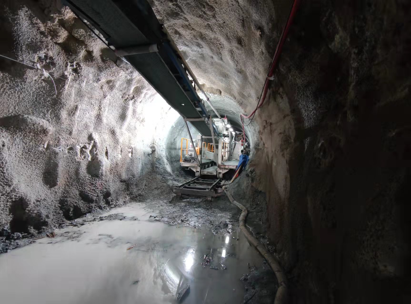 TBM洞內掘進現場.jpg