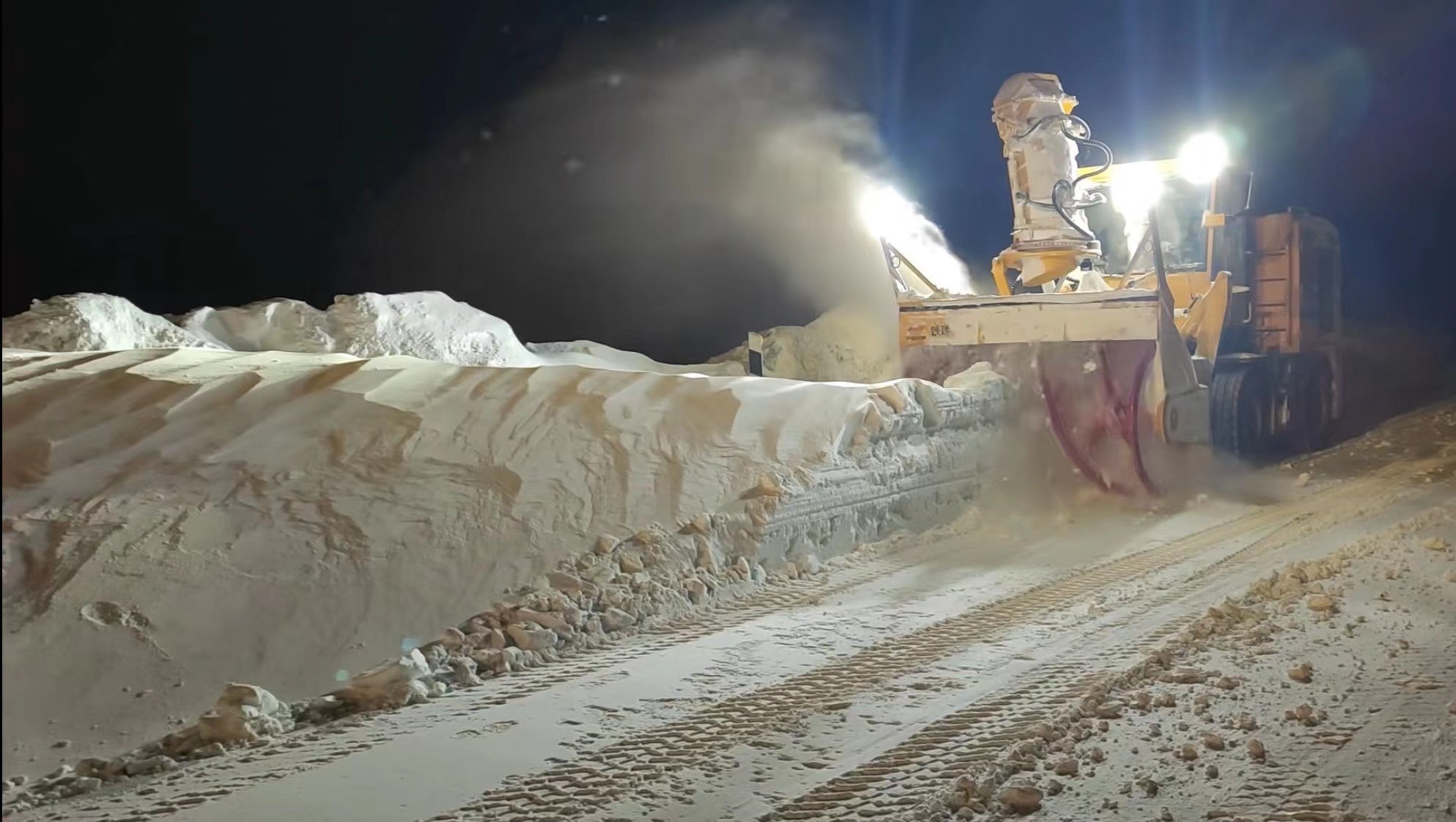 拋雪機夜間作業現場.jpg