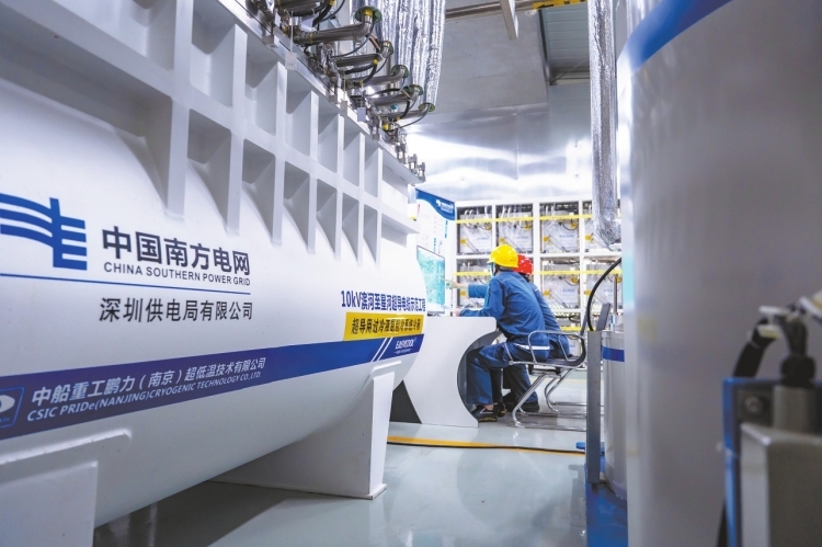 在超導電纜持續大負荷測試的過程中，測試人員需要對各項數據進行實時監測。圖為深圳供電局工作人員在記錄超導制冷系統的數據變化。 黃海鵬 攝.jpg