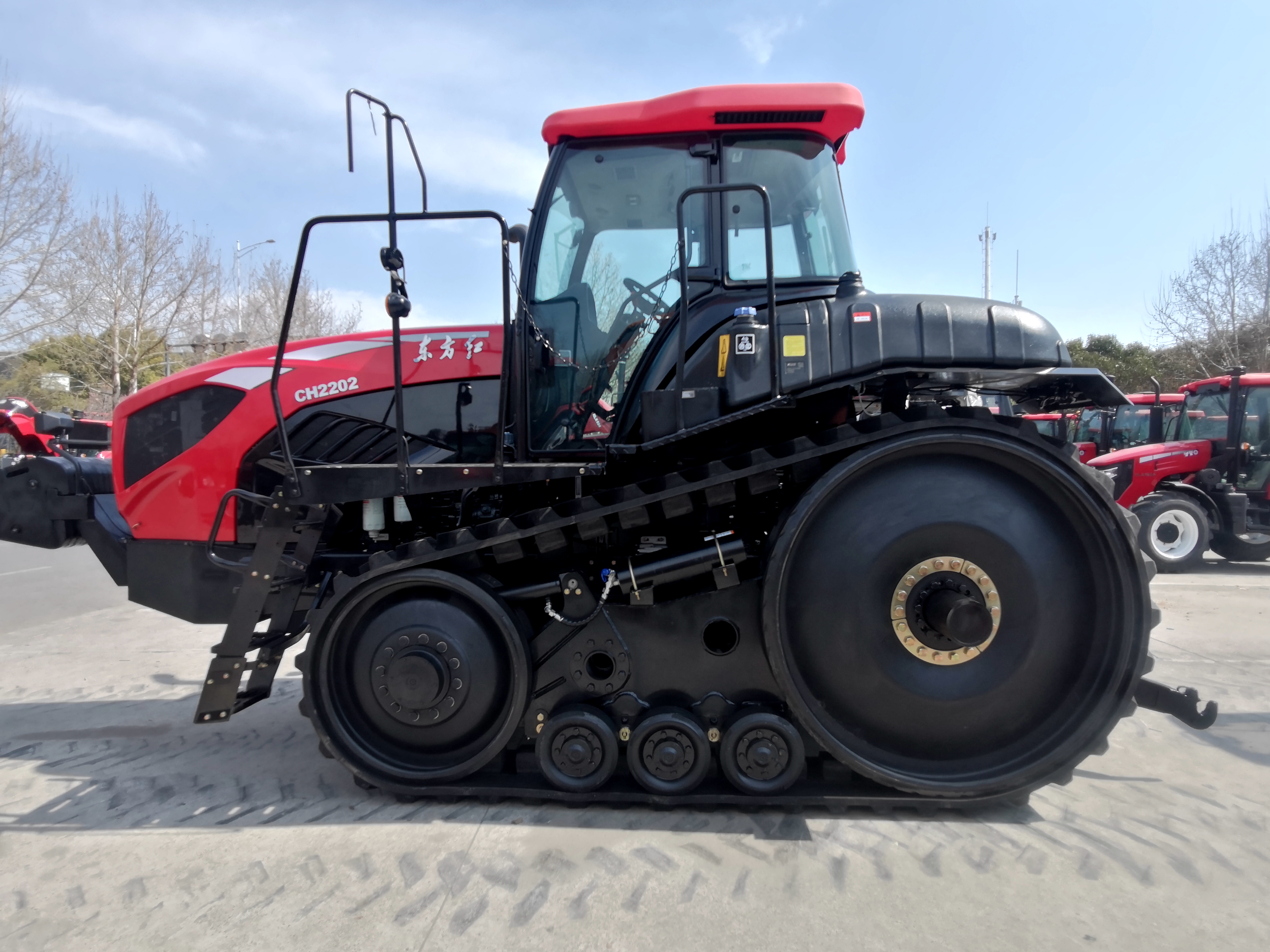 國內首臺220馬力履帶拖拉機成功下線 (1).jpg
