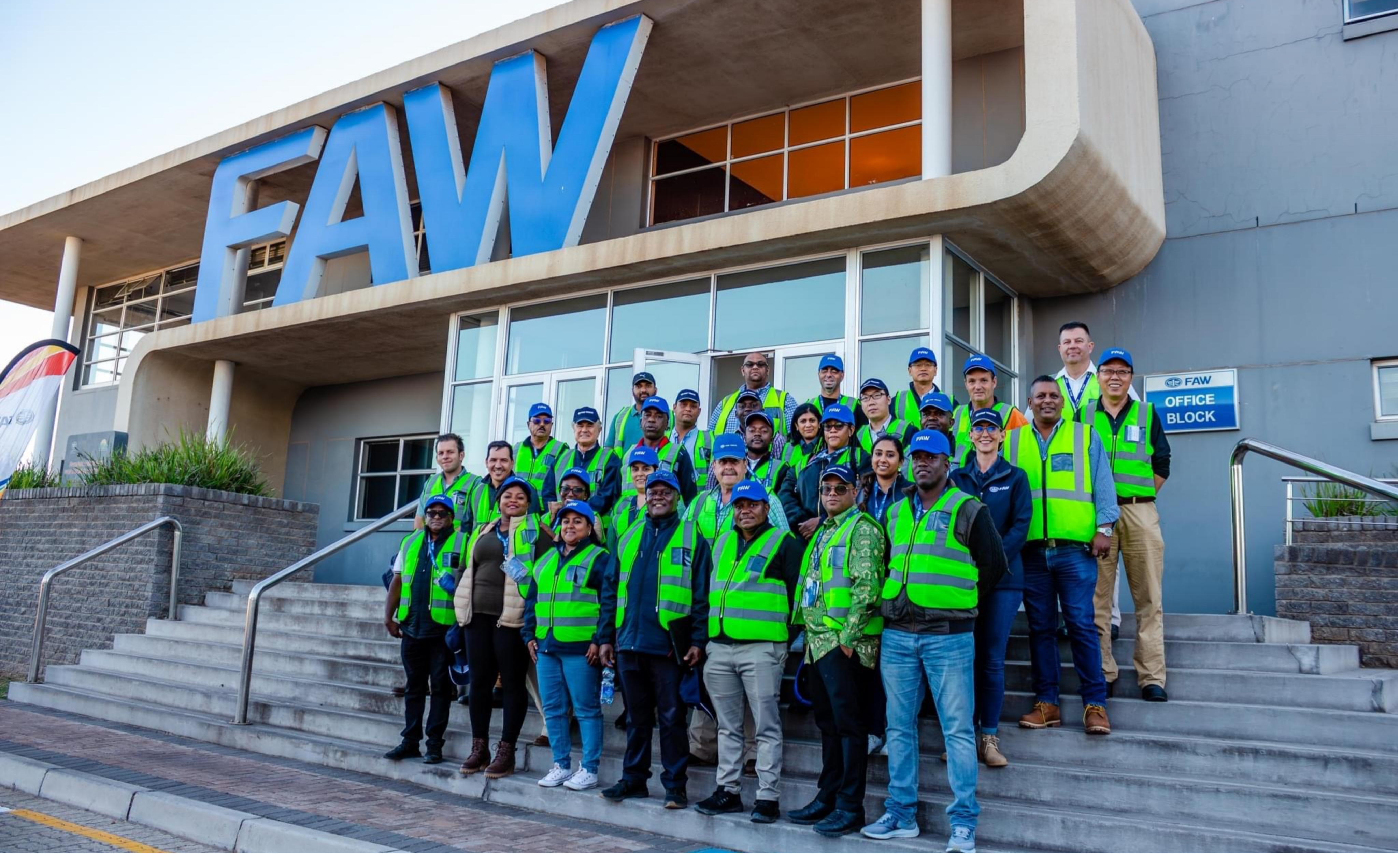 南非公司組織30名周邊國家大客戶參觀一汽南非庫哈工廠 拷貝.jpg