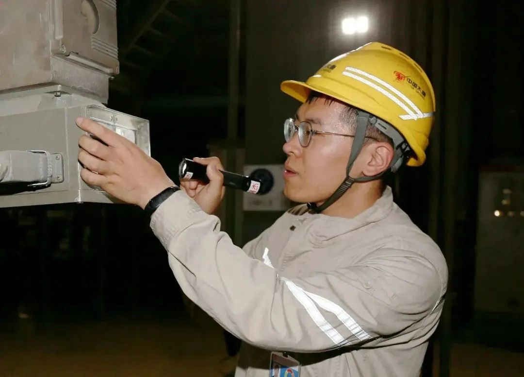 大唐王灘發(fā)電公司嚴(yán)格執(zhí)行巡檢、定期工作計(jì)劃安排,每日按照巡檢路線對(duì)各類(lèi)設(shè)備進(jìn)行全面巡查,出現(xiàn)異常及時(shí)處理,確保實(shí)現(xiàn)夏季大負(fù)荷期間各類(lèi)問(wèn)題動(dòng)態(tài)清零。.jpg 大唐王灘發(fā)電公司嚴(yán)格執(zhí)行巡檢、定期工作計(jì)劃安排,每日按照巡檢路線對(duì)各類(lèi)設(shè)備進(jìn)行全面巡查,出現(xiàn)異常及時(shí)處理,確保實(shí)現(xiàn)夏季大負(fù)荷期間各類(lèi)問(wèn)題動(dòng)態(tài)清零。.jpg