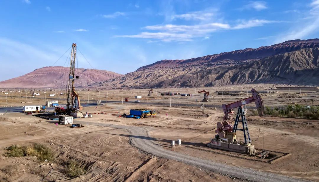 吐哈油田魯克沁采油管理區(qū)生產(chǎn)現(xiàn)場。史建忠 攝.jpg 吐哈油田魯克沁采油管理區(qū)生產(chǎn)現(xiàn)場。史建忠 攝.jpg