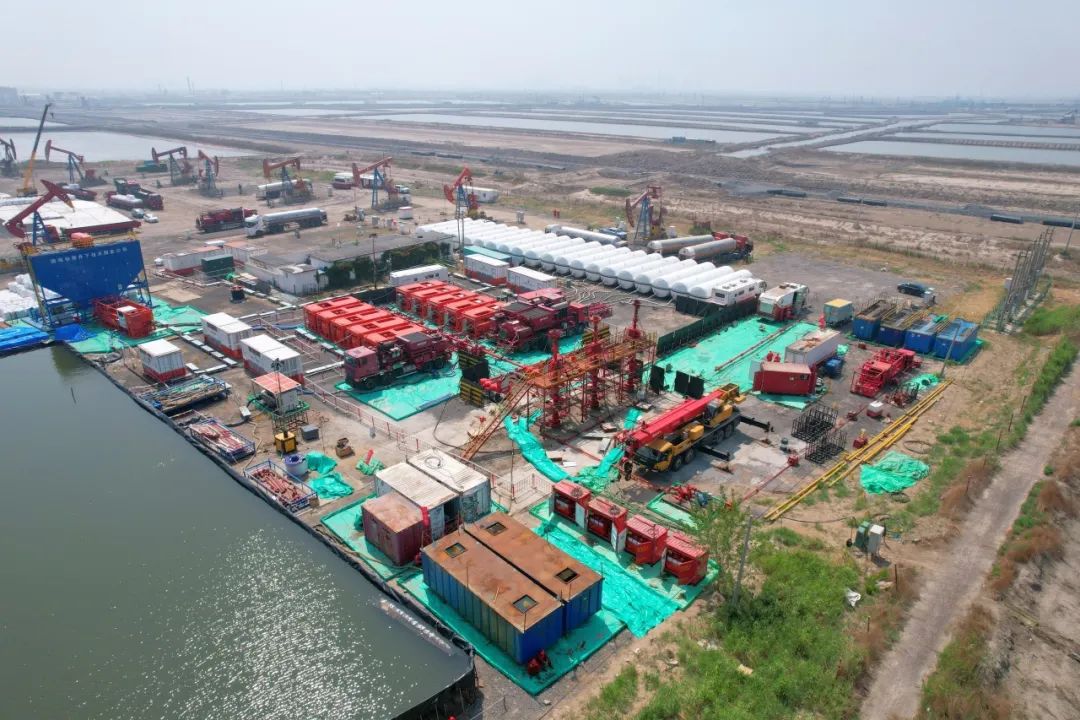 冀東油田壓裂施工現(xiàn)場。王翔 攝.jpg 冀東油田壓裂施工現(xiàn)場。王翔 攝.jpg