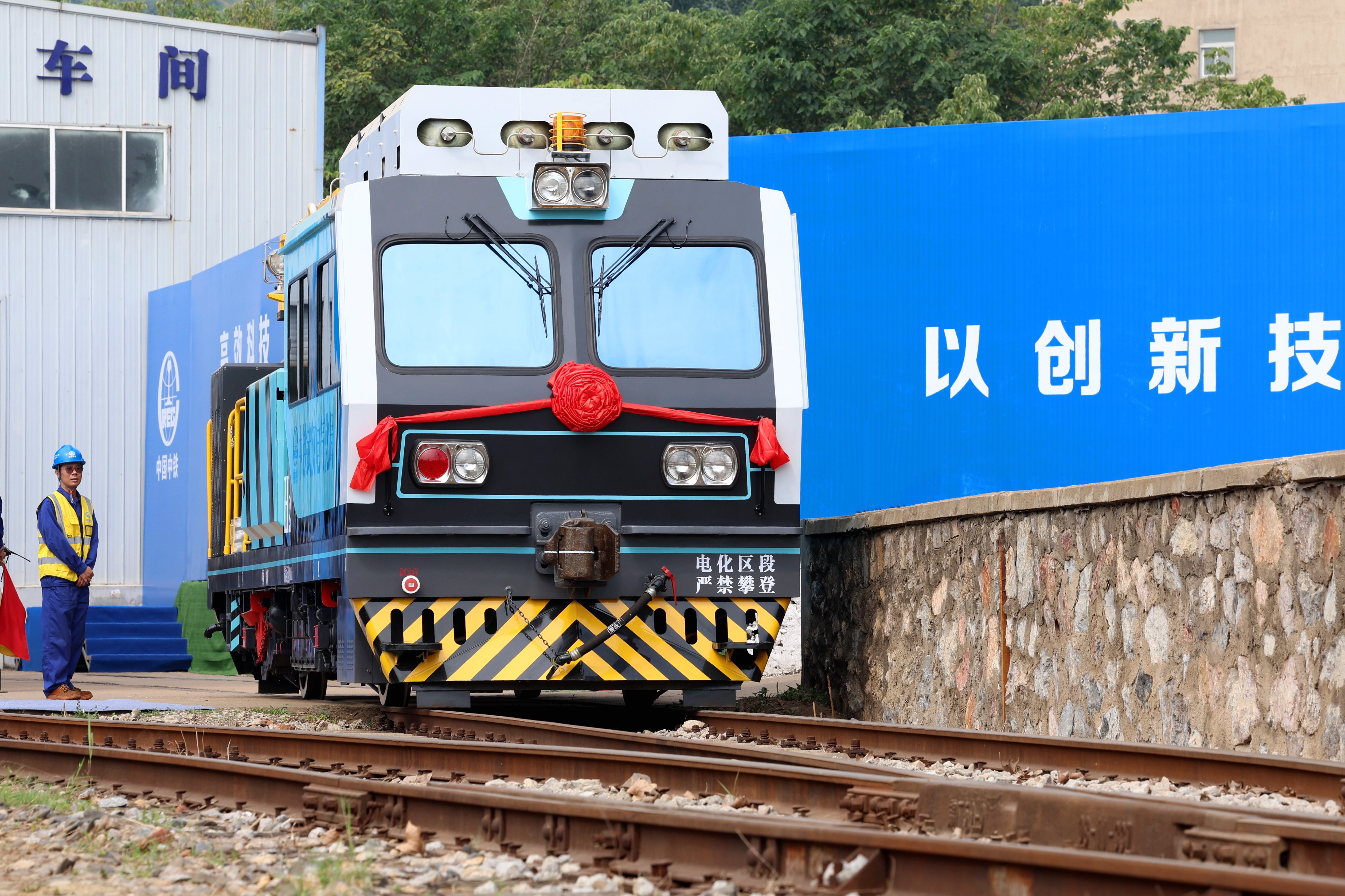 國內首臺氫能源地鐵施工作業車在襄陽下線2.jpg 國內首臺氫能源地鐵施工作業車在襄陽下線2.jpg