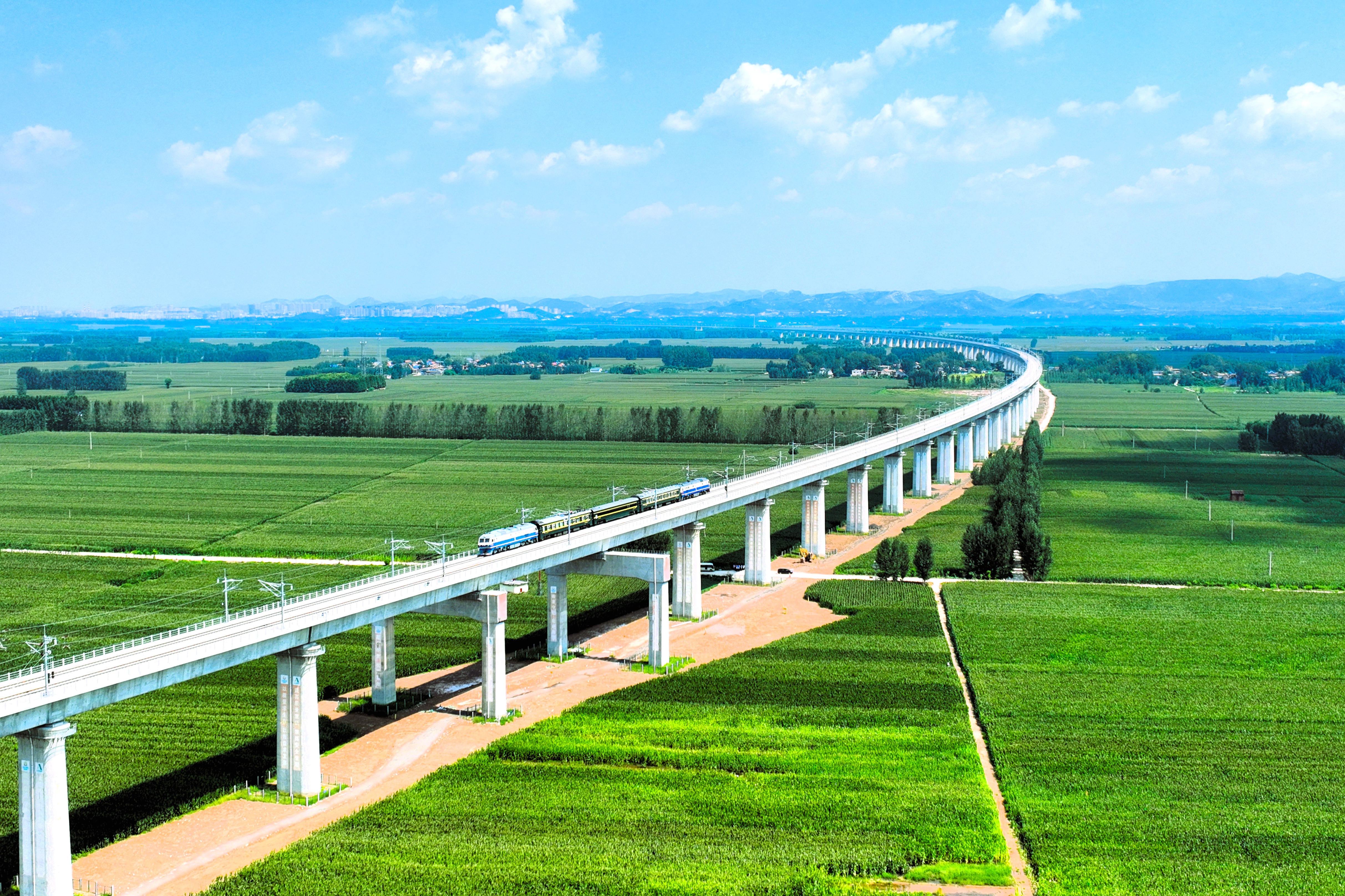 聯調聯試列車駛過濟鄭高鐵（山東段）長清黃河特大橋1.jpg