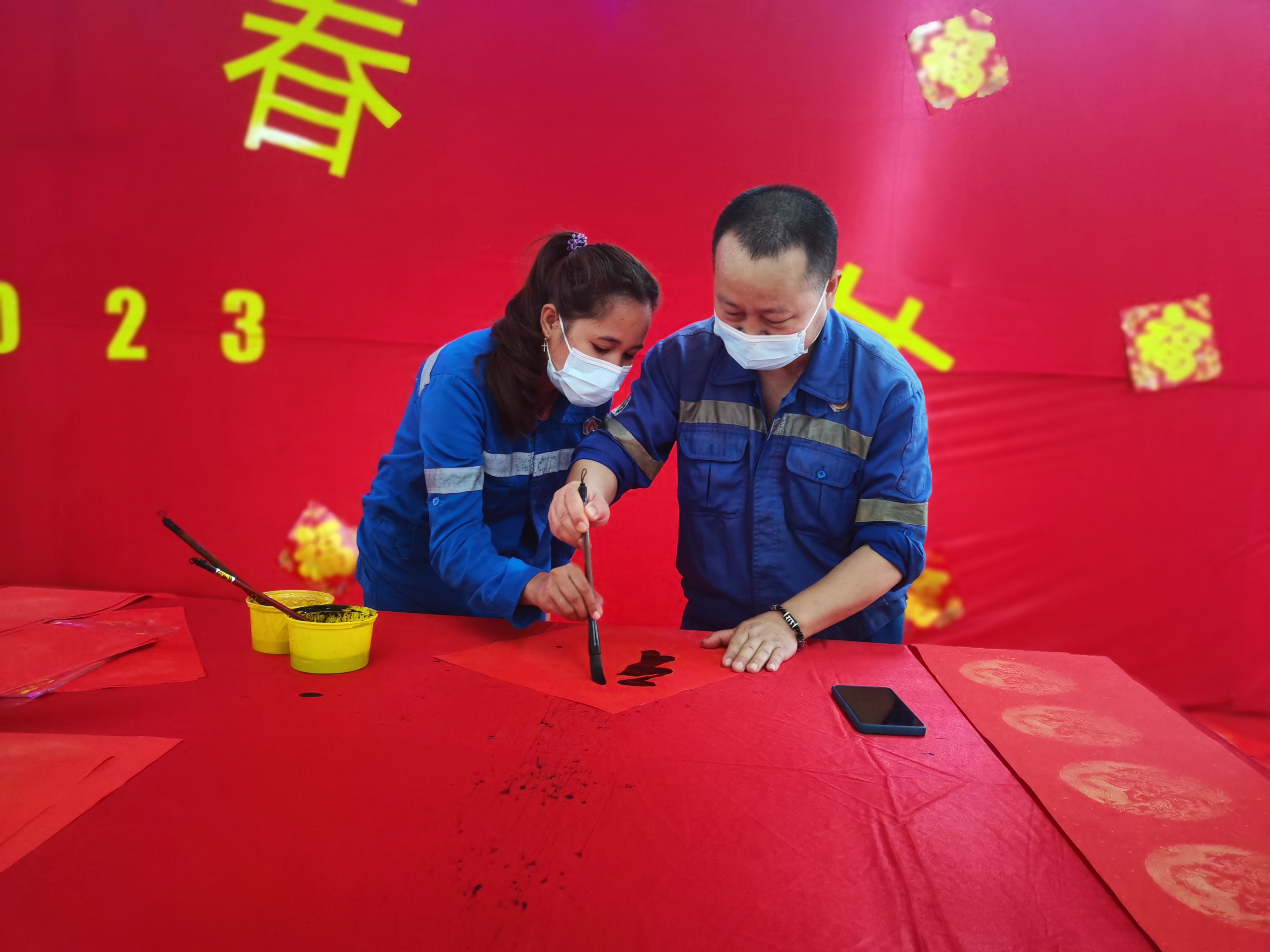 春節(jié)期間中國職工教印尼籍職工寫春聯(lián).jpg