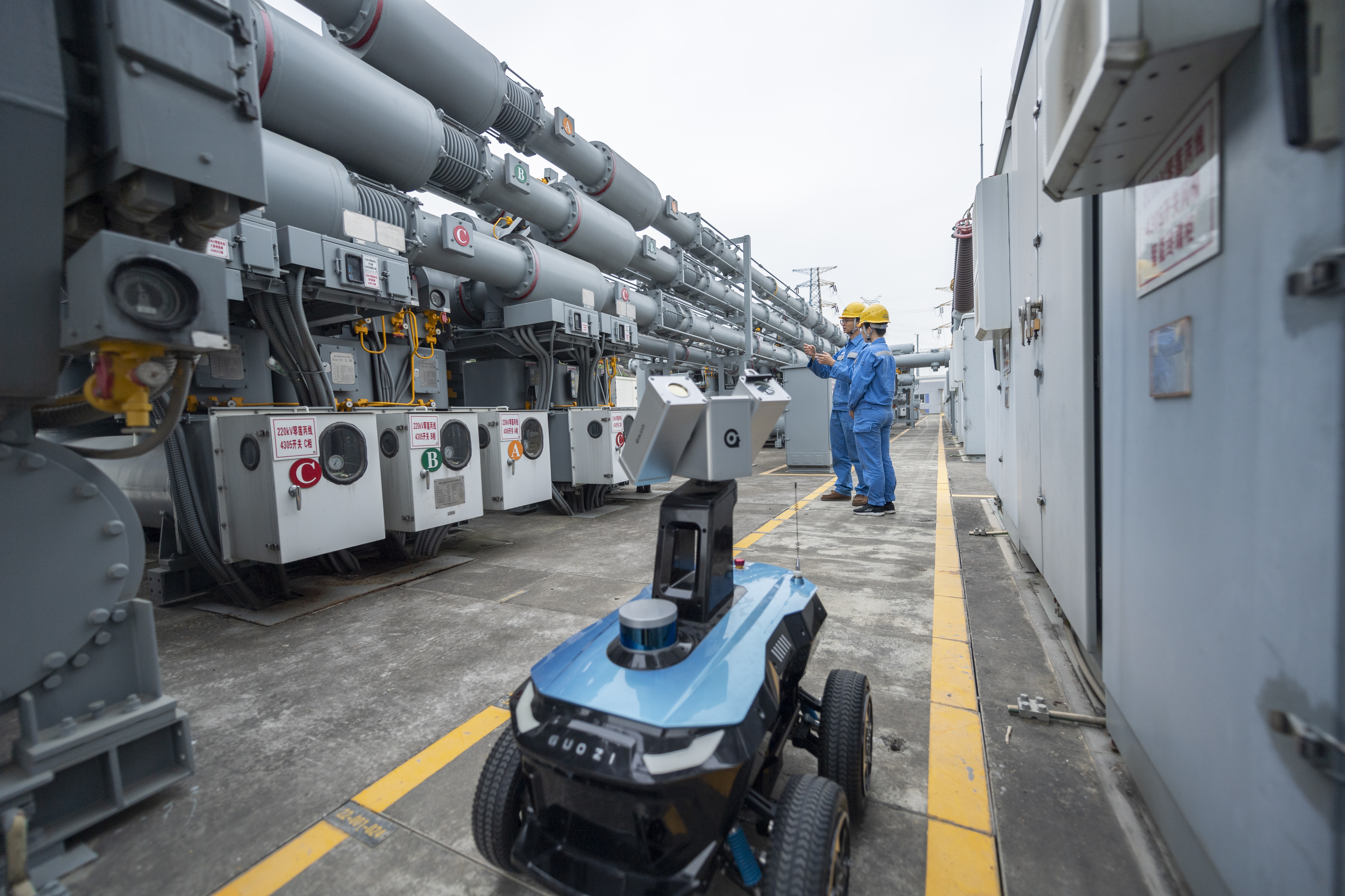 位于橫琴粵澳深度合作區內的粵澳聯網核心電源——220千伏琴韻變電站,采用國產智能機器人用于日常巡視設備。(周卓英 攝).jpg 位于橫琴粵澳深度合作區內的粵澳聯網核心電源——220千伏琴韻變電站,采用國產智能機器人用于日常巡視設備。(周卓英 攝).jpg