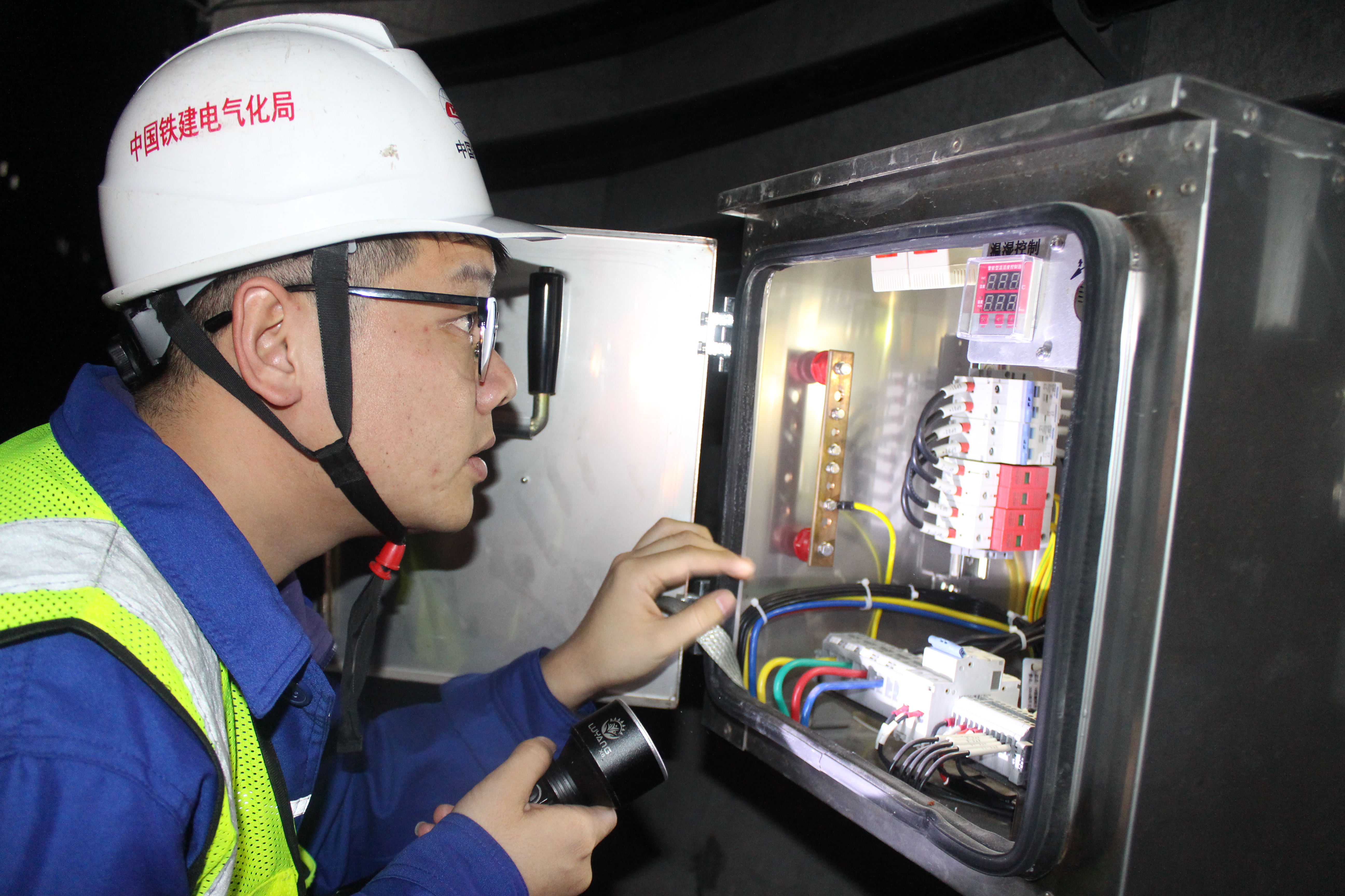 在福廈高鐵第二動走線劉塘隧道,中國鐵建電氣化局北方分公司員工郭永晨對接觸網(wǎng)隔離開關(guān)進(jìn)行檢修-李瑞濤攝.JPG 在福廈高鐵第二動走線劉塘隧道,中國鐵建電氣化局北方分公司員工郭永晨對接觸網(wǎng)隔離開關(guān)進(jìn)行檢修-李瑞濤攝.JPG