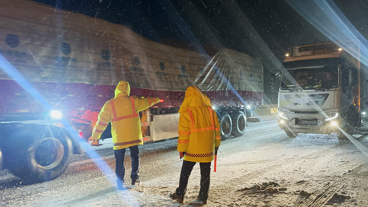 冒雪駐守 交通引導1.jpg