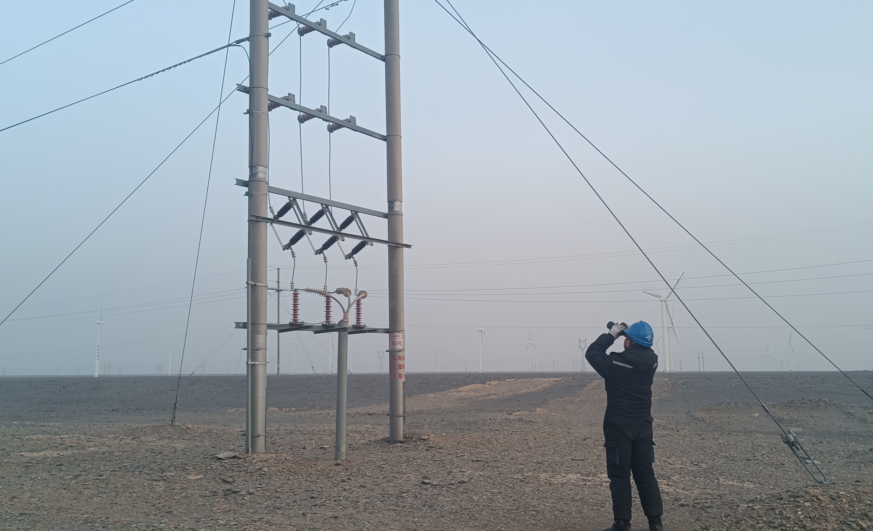 圖三：十三間房風電場春節(jié)期間開展巡檢工作.jpg