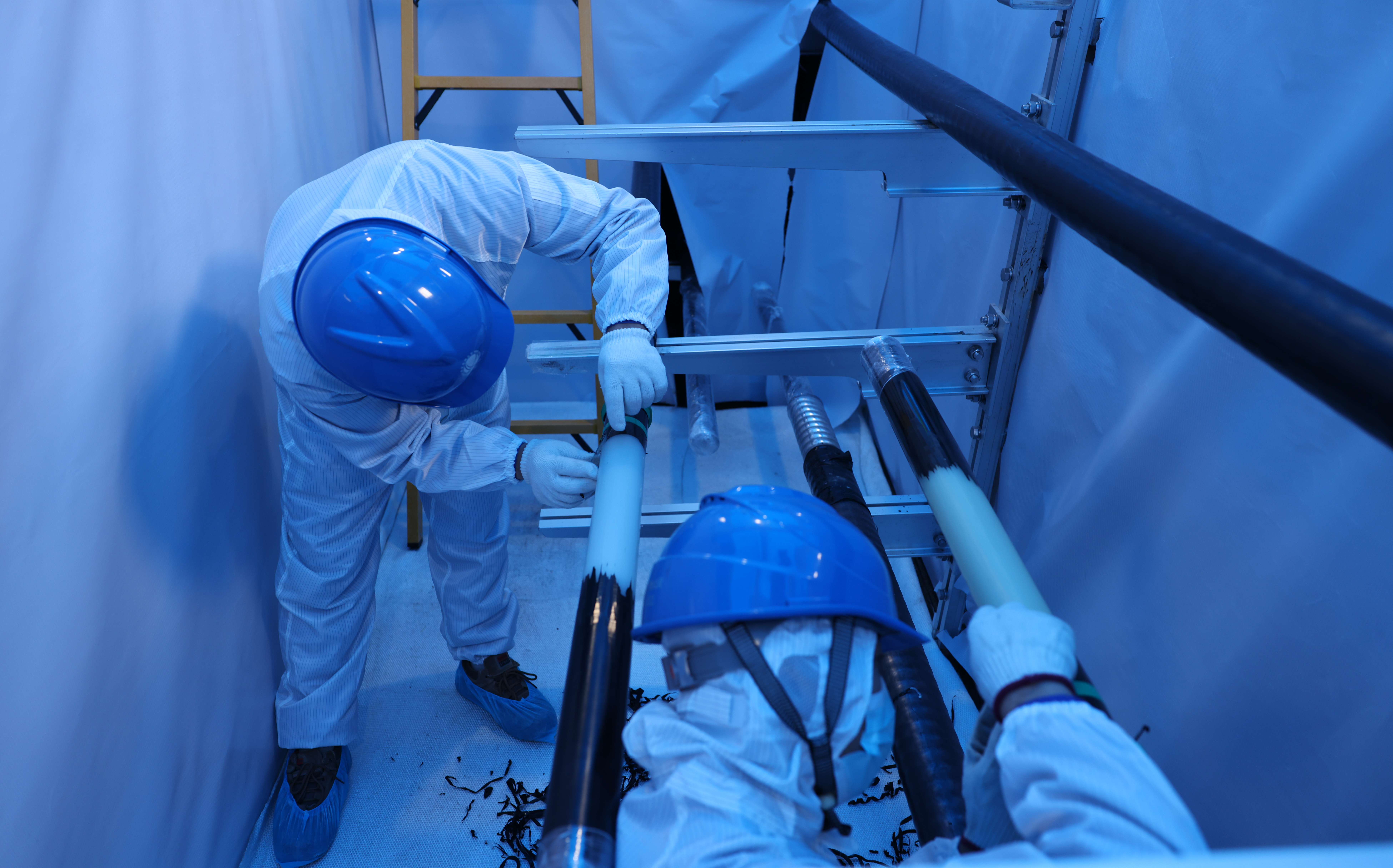 圖2 4月12日，電力人員在無塵房內(nèi)制作電纜中間接頭（張道歷 攝）.jpg