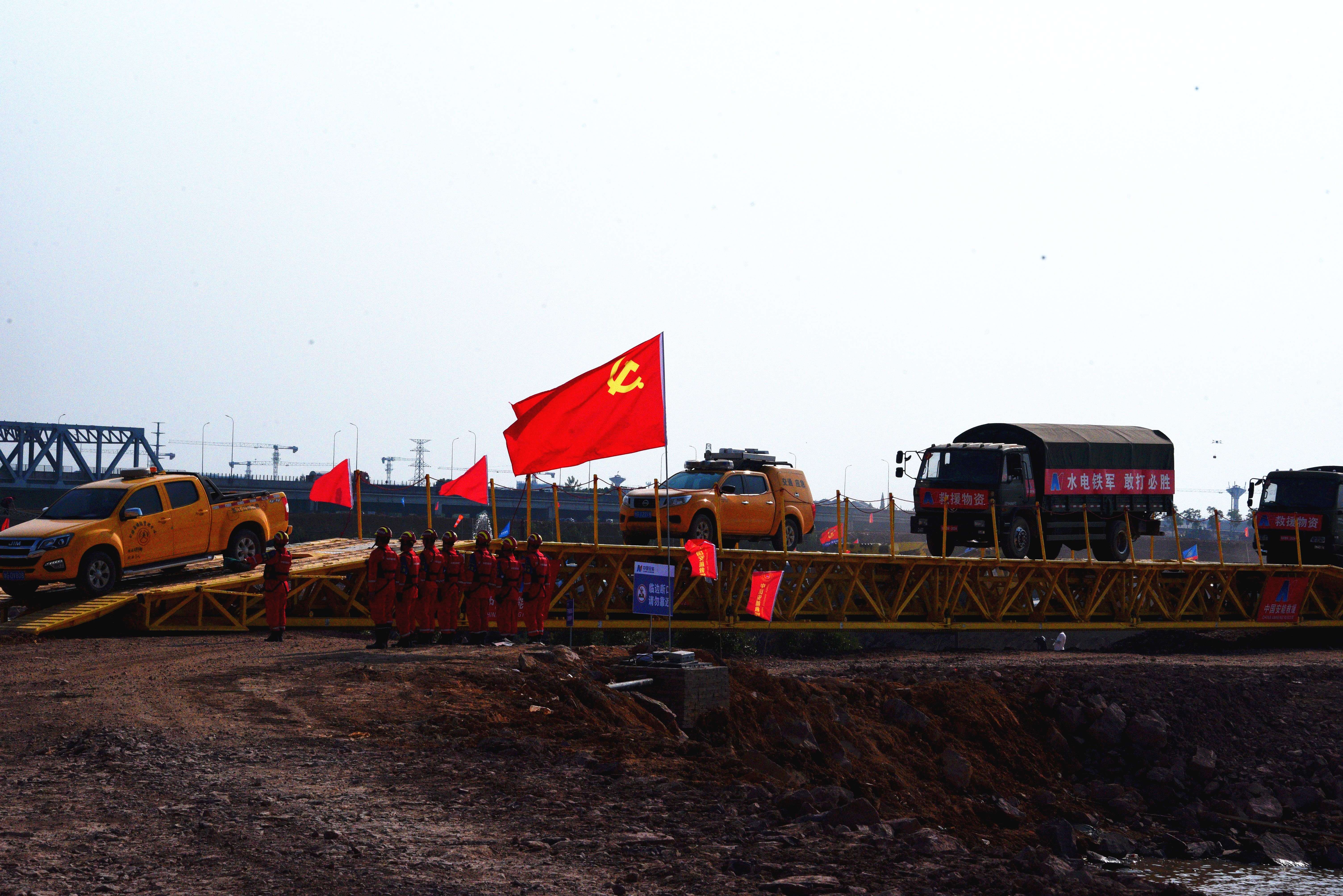 道路搶通現(xiàn)場(1)(1).jpg 道路搶通現(xiàn)場(1)(1).jpg