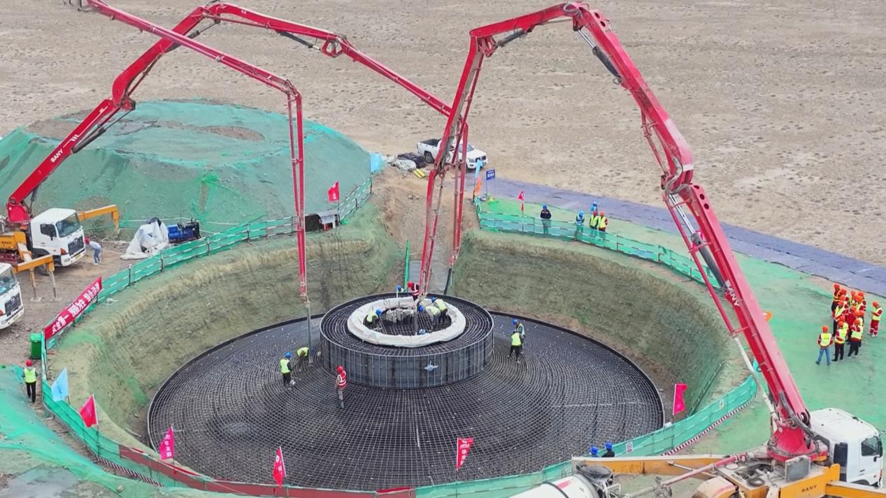 5月24日,東方電氣木壘100萬千瓦風電項目正在進行設備基礎混凝土澆注工作。加爾斯攝.jpg 5月24日,東方電氣木壘100萬千瓦風電項目正在進行設備基礎混凝土澆注工作。加爾斯攝.jpg