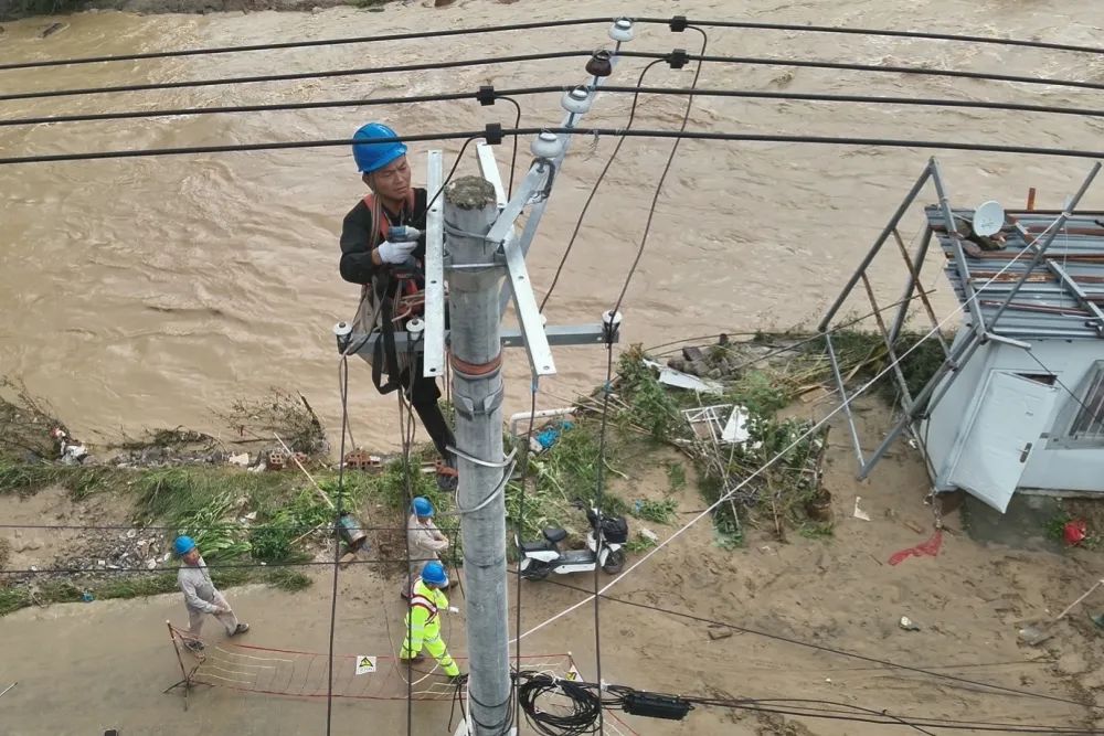 6月16日，國網(wǎng)福建南平松溪供電公司員工周正松在河?xùn)|鄉(xiāng)河?xùn)|村南山仔拆除10千伏南段線8號(hào)桿上受損設(shè)備。.jpg