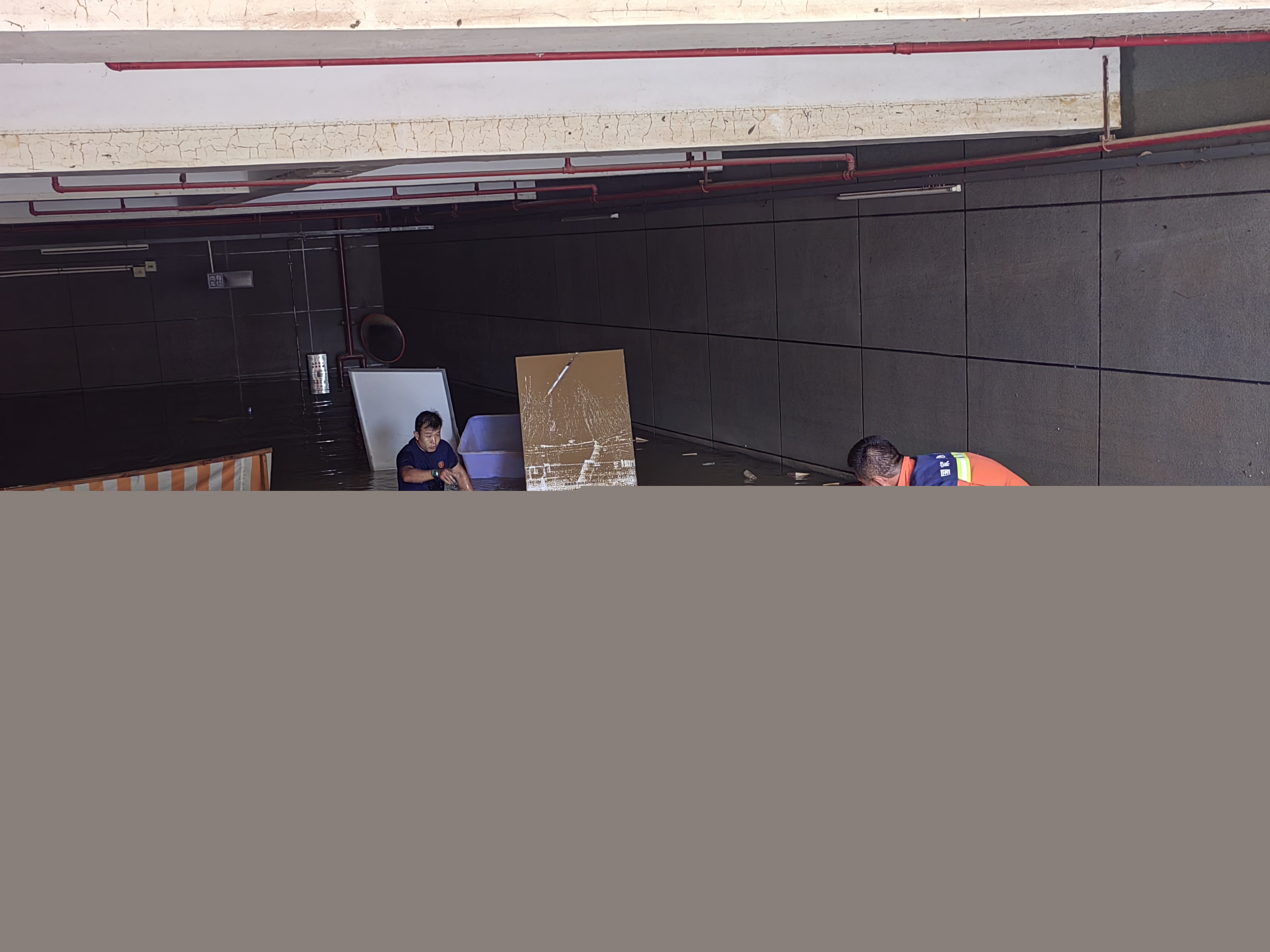 新興際華隊郭猛(左)和隊員在漓江一號地下車庫布設水泵.jpg 新興際華隊郭猛(左)和隊員在漓江一號地下車庫布設水泵.jpg