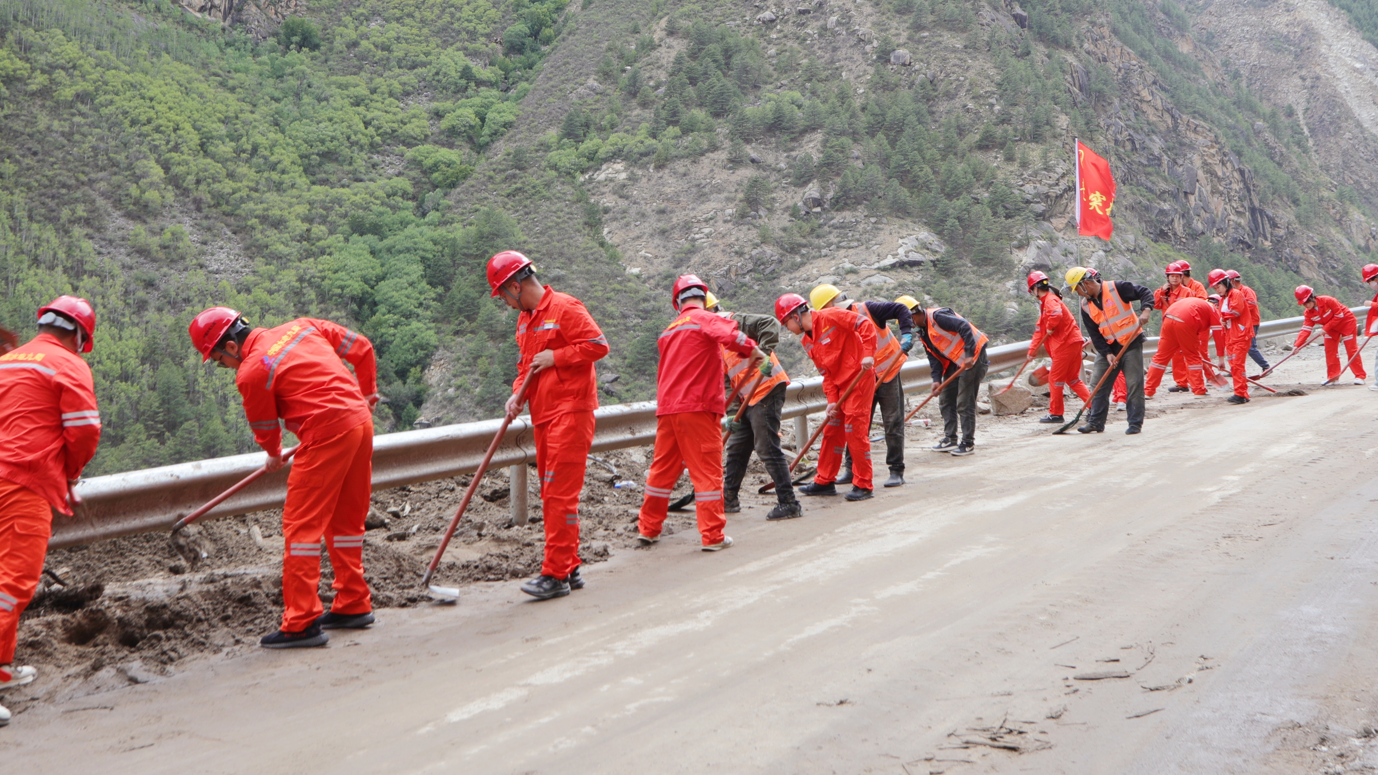 水電九局西藏大型水電站施工局組建了一支由40名青年員工組成的突擊隊(duì)，并調(diào)配了3輛鏟車和一臺(tái)吊機(jī)參與抗災(zāi)救援工作。（攝：張家峰）.jpg